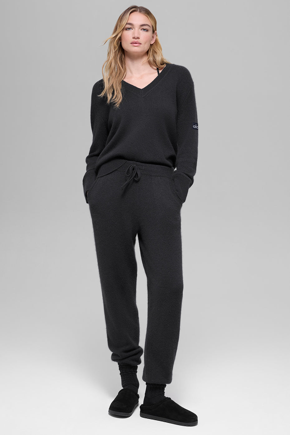 Pullover aus Wolle und Kaschmir „New Class“ mit oversized V-Ausschnitt – Schwarz