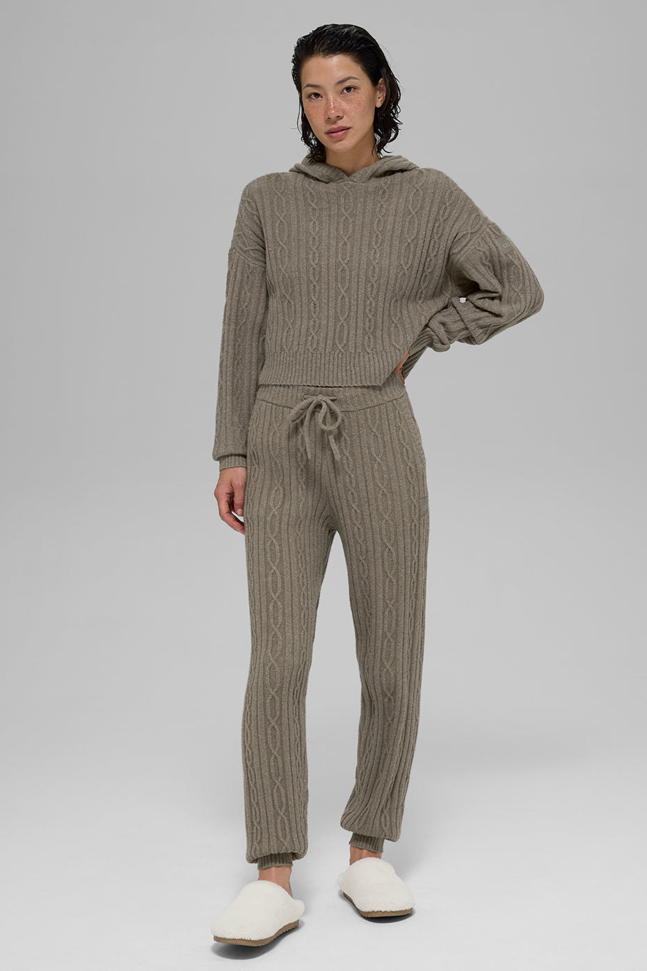 Kapuzenpulli mit Zopfmuster „Winter-Glückseligkeit“ – Hellbraun