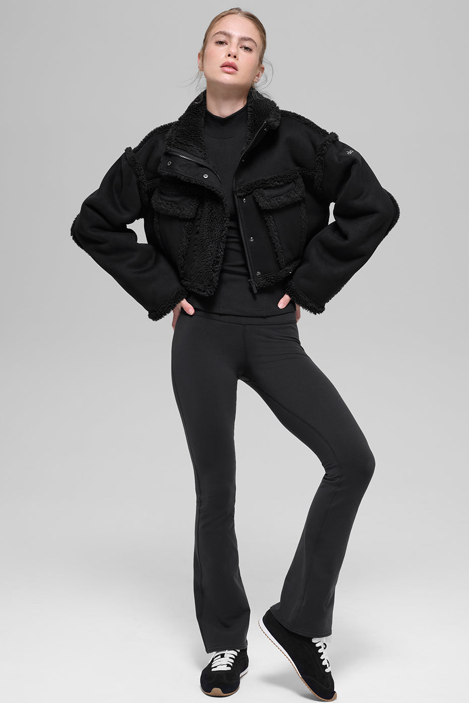 Kurze Kunstfelljacke im Shearling-Stil mit Schneefallmuster – Schwarz