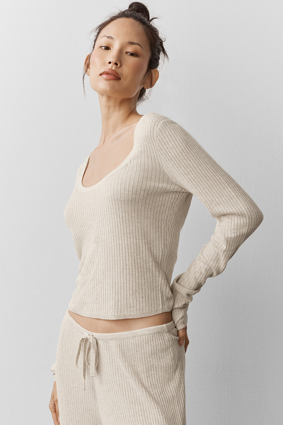 Strickpullover „Unwind“ mit langen Ärmeln – Haferflockenmeliert