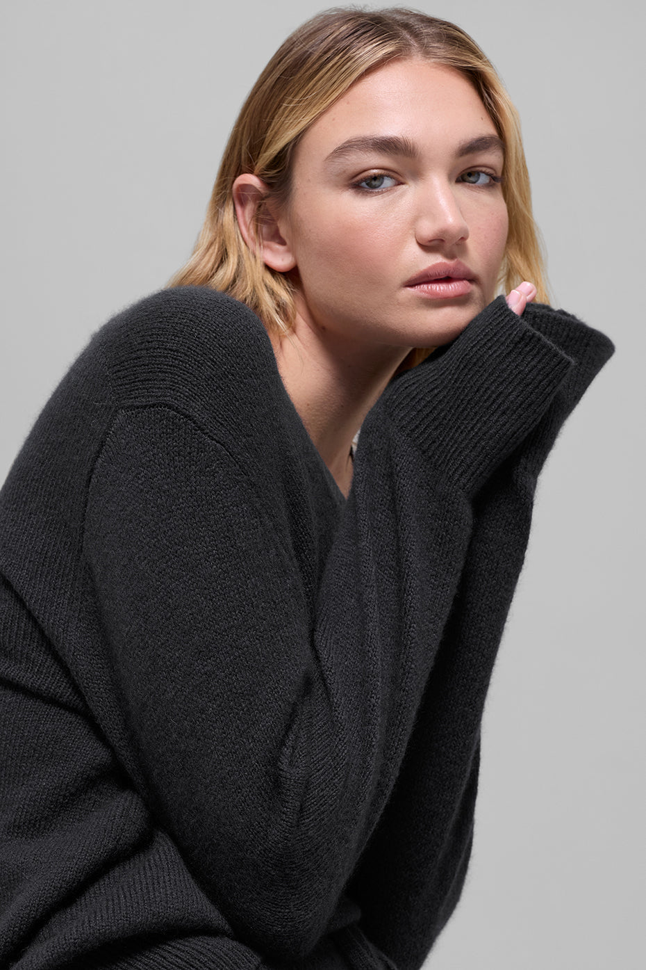 Pullover aus Wolle und Kaschmir „New Class“ mit oversized V-Ausschnitt – Schwarz