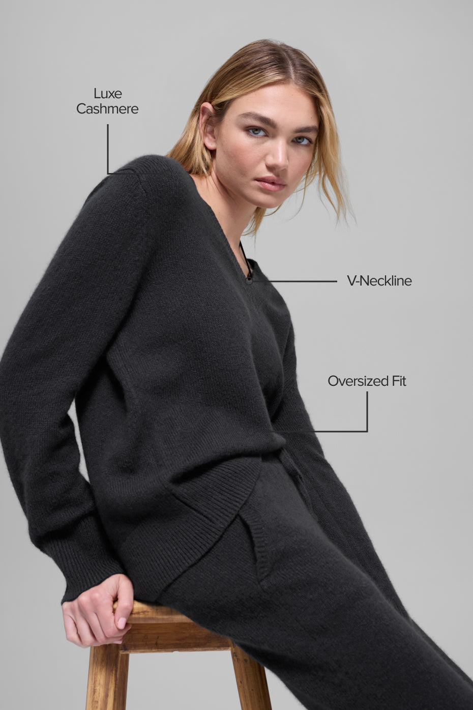 Pullover aus Wolle und Kaschmir „New Class“ mit oversized V-Ausschnitt – Schwarz