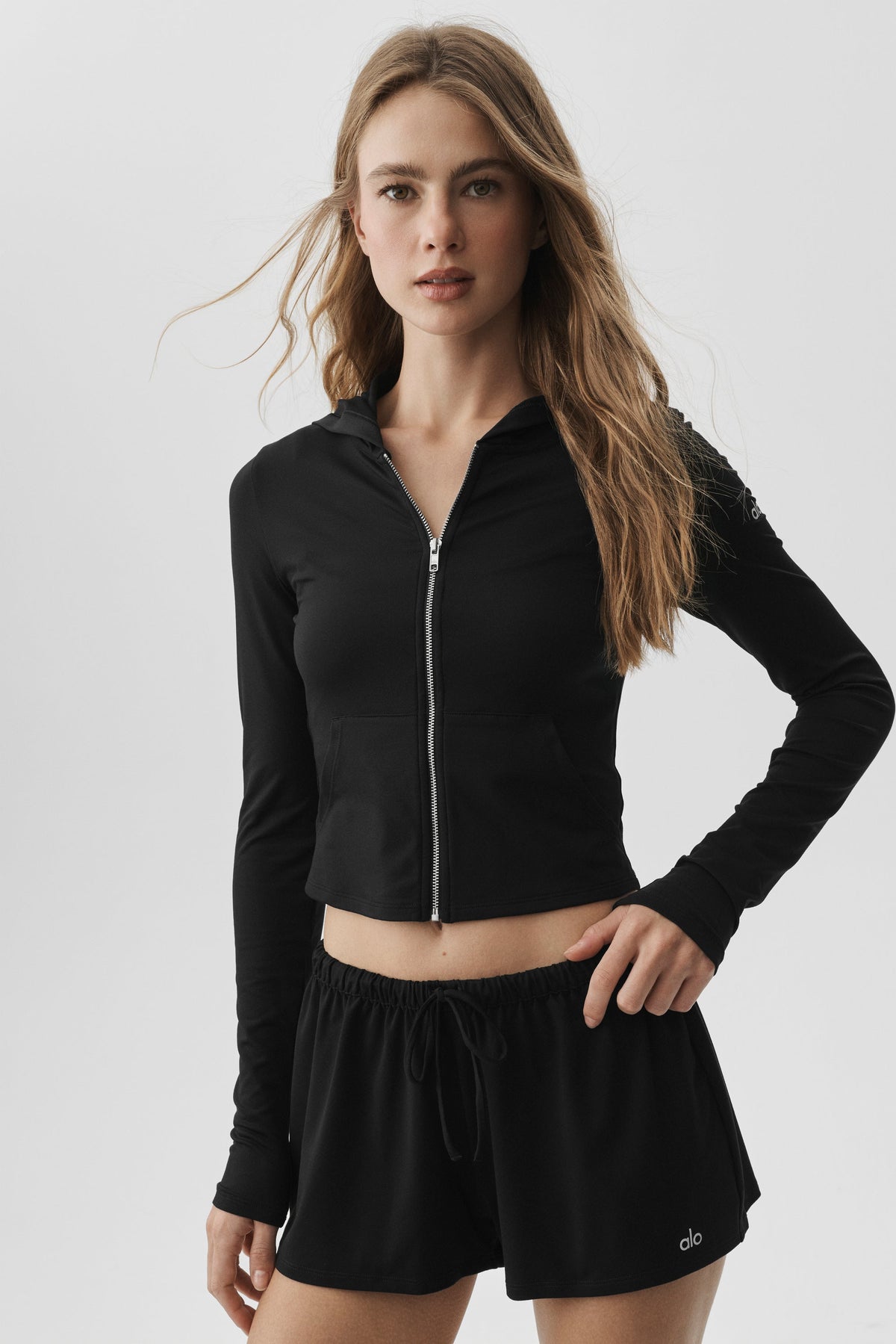 Alosoft Finesse Full-Zip-Kapuzenjacke, körpernah geschnitten – Schwarz