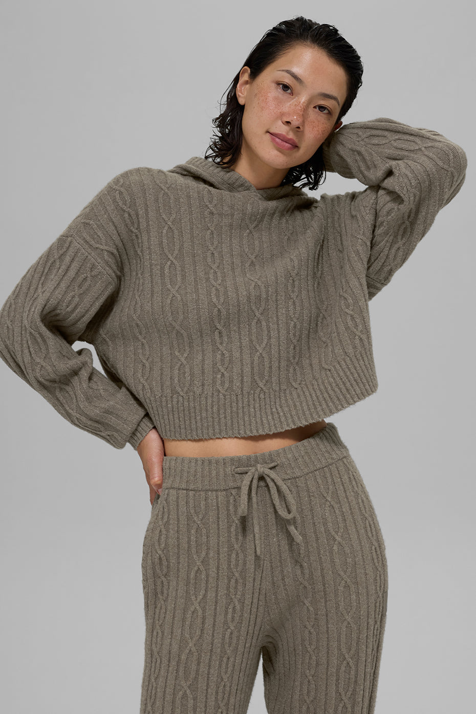 Kapuzenpulli mit Zopfmuster „Winter-Glückseligkeit“ – Hellbraun