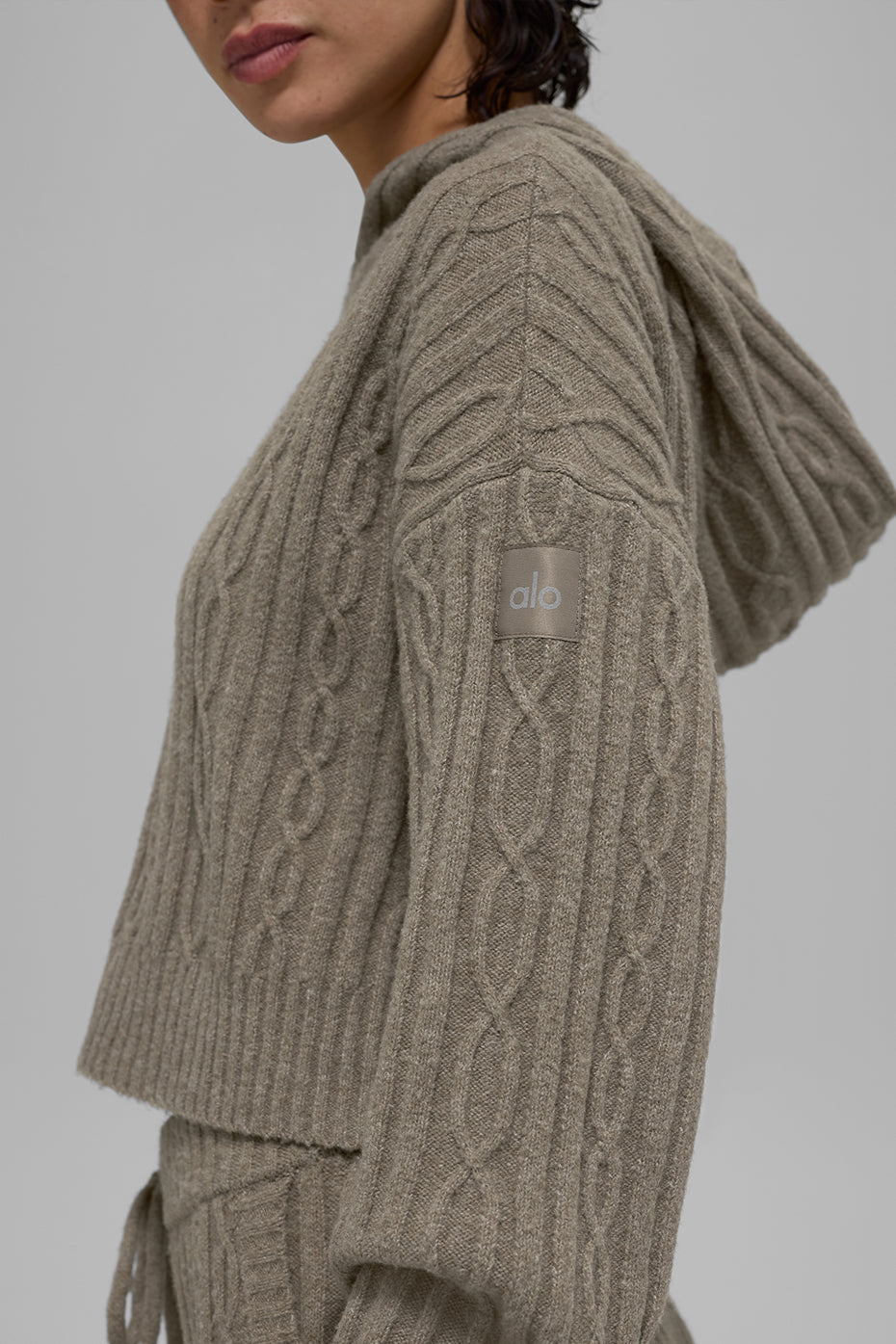 Kapuzenpulli mit Zopfmuster „Winter-Glückseligkeit“ – Hellbraun