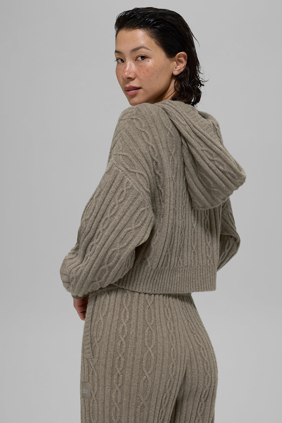 Kapuzenpulli mit Zopfmuster „Winter-Glückseligkeit“ – Hellbraun