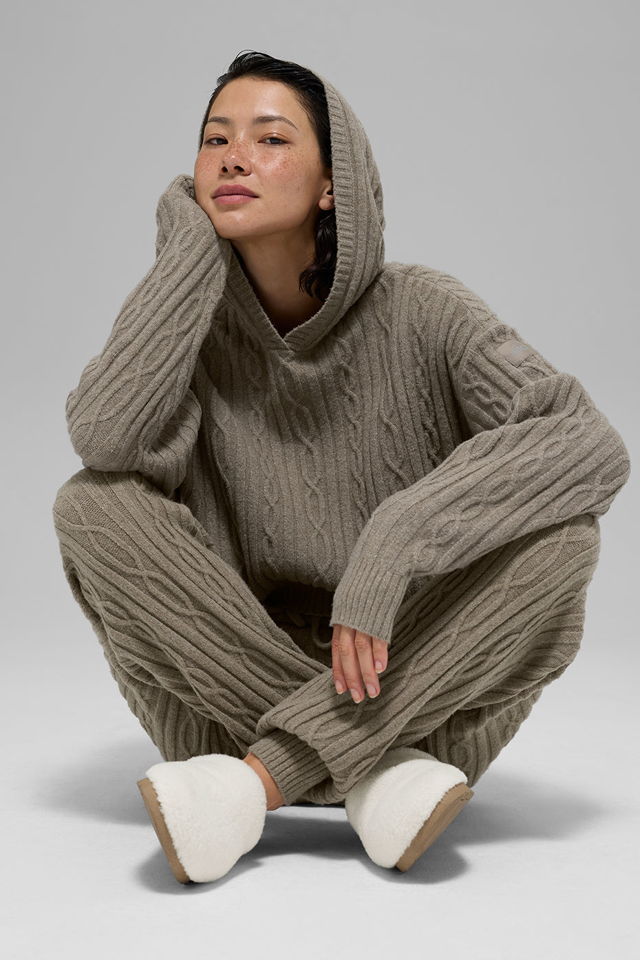 Kapuzenpulli mit Zopfmuster „Winter-Glückseligkeit“ – Hellbraun