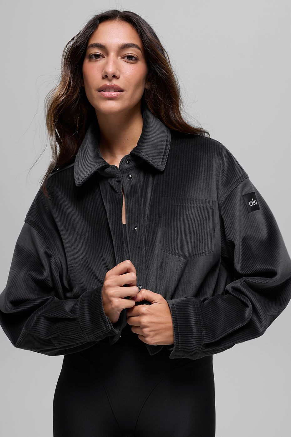 Gerippte Velours-Cropped-Jacke im Mountain-Side-Stil – Schwarz
