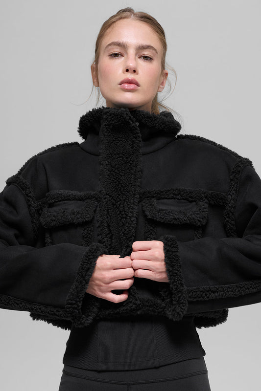 Kurze Kunstfelljacke im Shearling-Stil mit Schneefallmuster – Schwarz