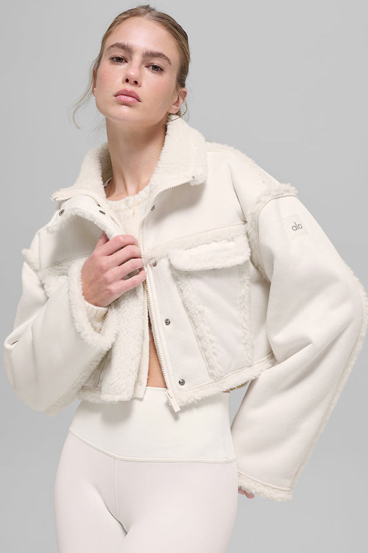 Kurze Jacke aus Kunstfell-Shearling – Elfenbein
