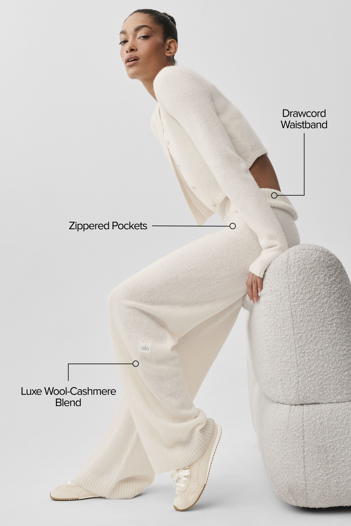 Hose aus Wolle und Kaschmir mit hoher Taille, weitem Bein und neuem Schnitt – Elfenbein