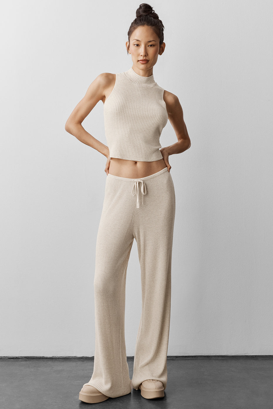 Freizeit-Hose aus Strick mit weitem Bein und mittlerer Bundhöhe – meliertes Haferflockengrau