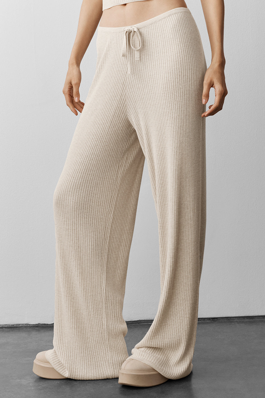 Freizeit-Hose aus Strick mit weitem Bein und mittlerer Bundhöhe – meliertes Haferflockengrau