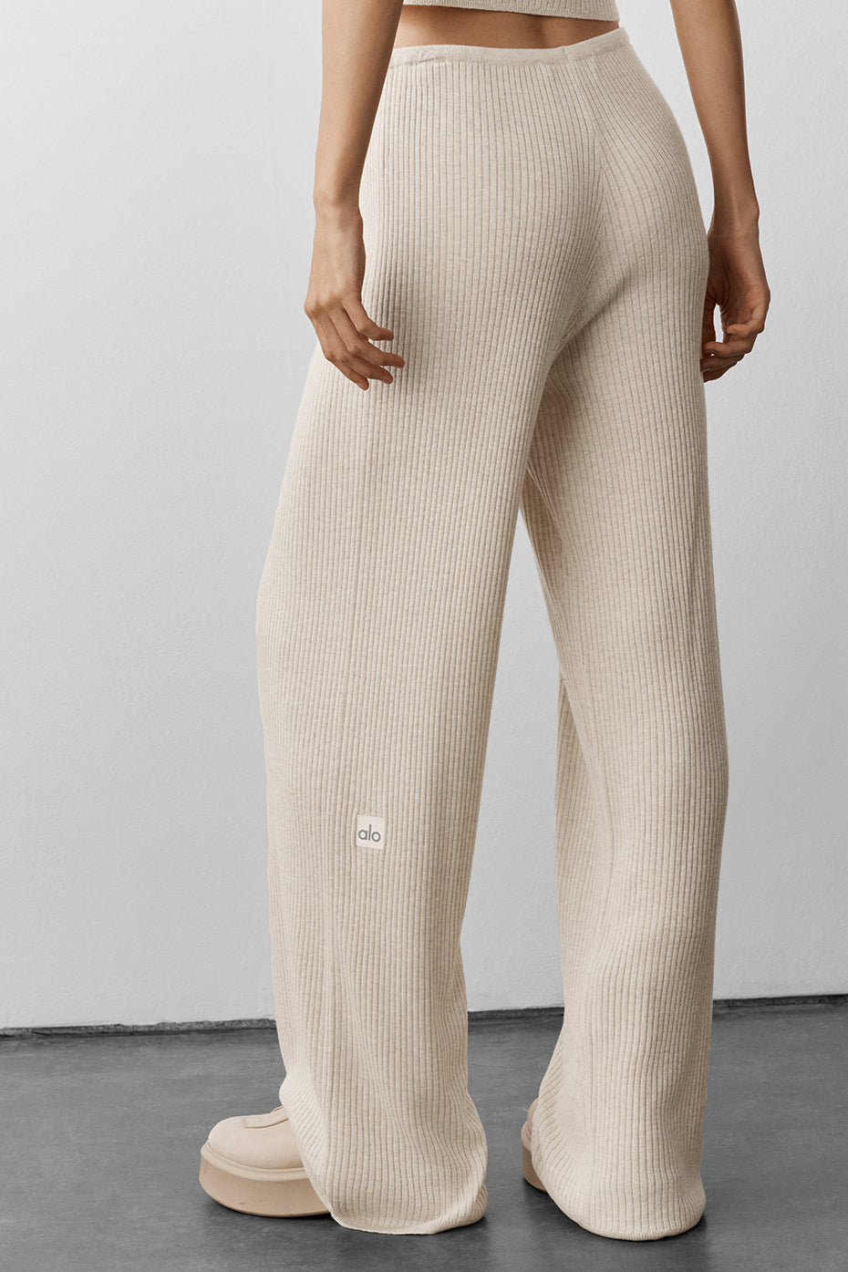 Freizeit-Hose aus Strick mit weitem Bein und mittlerer Bundhöhe – meliertes Haferflockengrau