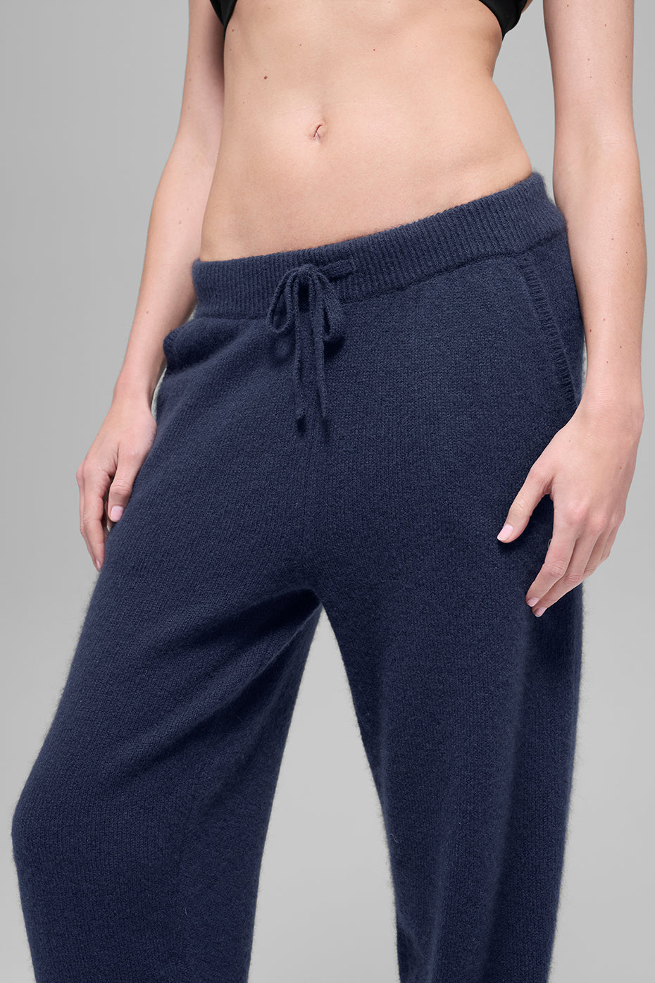 Jogginghose aus Wolle und Kaschmir mit hoher Taille – Marineblau