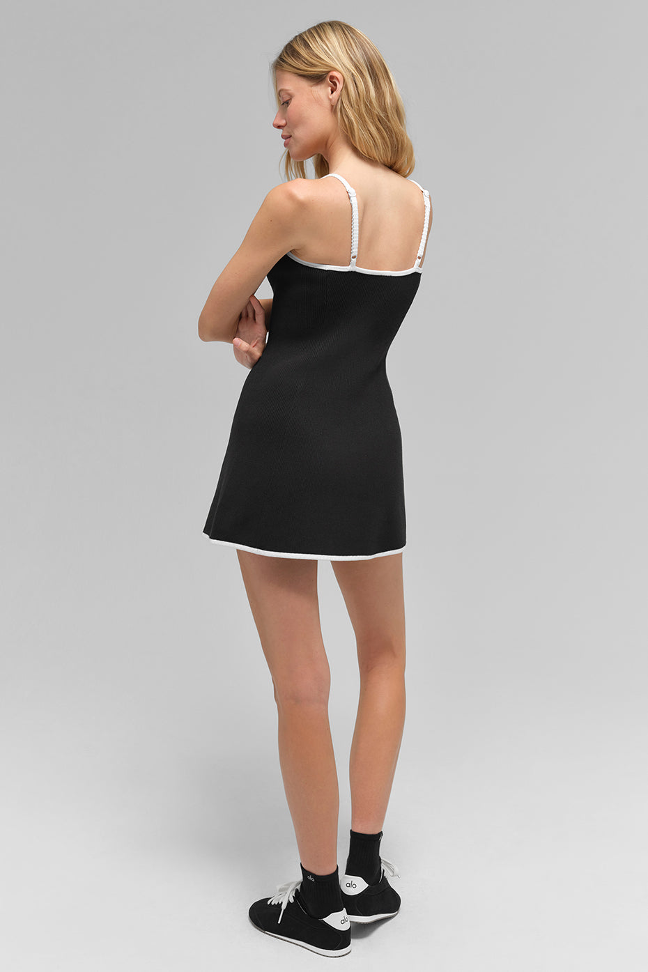 Geripptes Strick-Highline-Kleid – Schwarz/Weiß