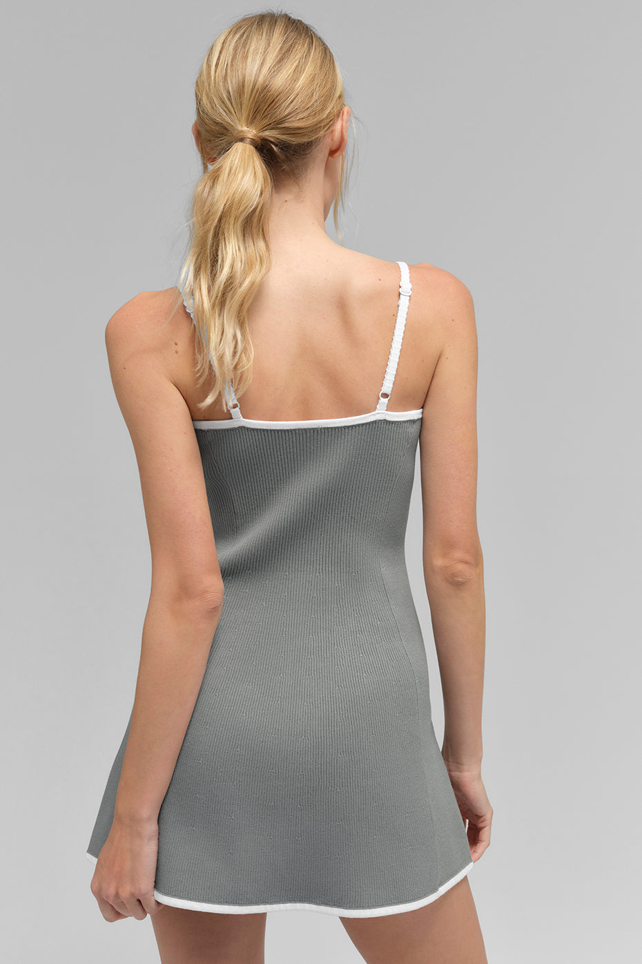 Rippstrick-Highline-Kleid – Lunar Grey/White